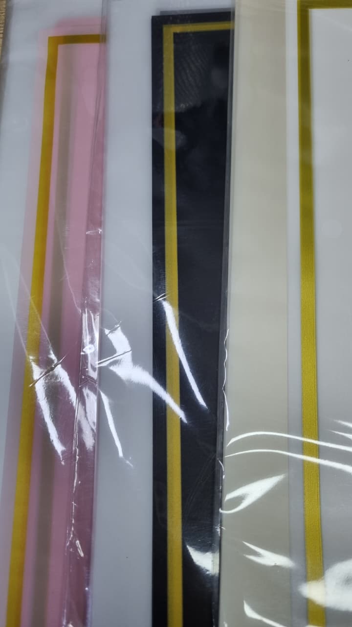 Papel translucido con borde dorado